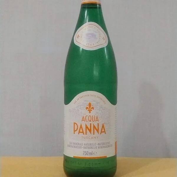 Stilles Mineralwasser aus der Toskana – die klassische 0,75-l-Glasflasche. Preis inkl. Pfand.