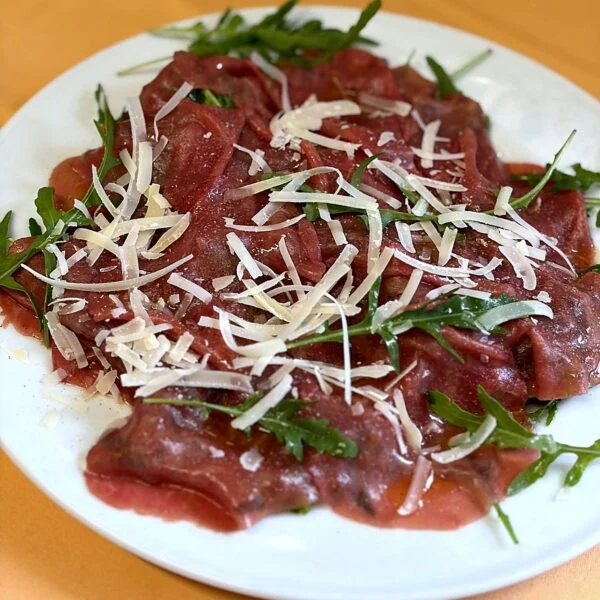 Carpaccio di manzo su Rucola – La Pergola Nürnberg