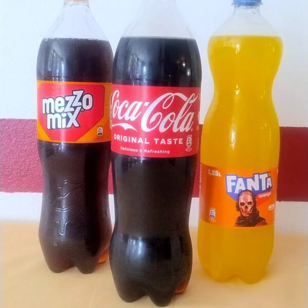 Erfrischende Limonade – Coca Cola, Fanta oder Mezzo Mix. Die große 1,25-l-Flasche für den ganzen Tisch. Preis inkl. Pfand.