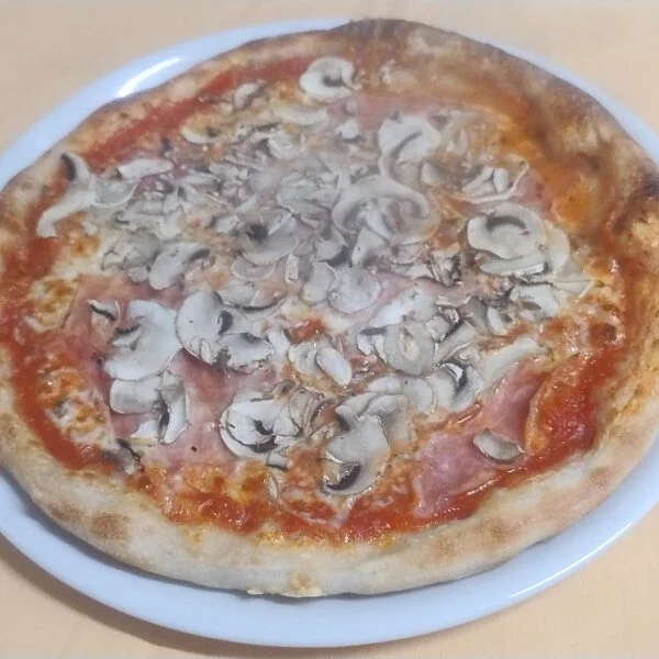 Pizza Prosciutto e Funghi – La Pergola Nürnberg